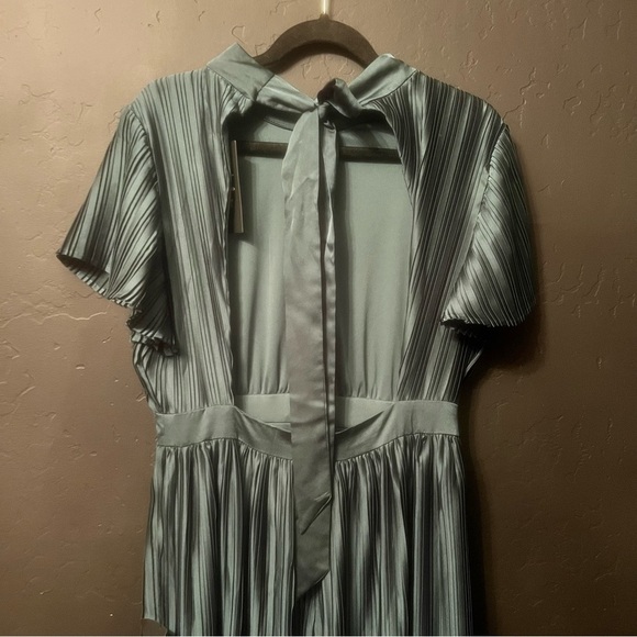 LULUS Radiant Reverie Emerald Plisse Short Sleeve Backless Midi Dress Size: L - Picture 13 of 17